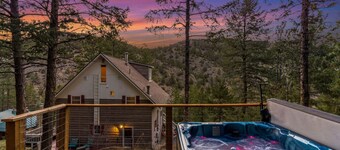 5BR Mountain Retreat w/ Hot Tub & Views Sleeps 10 Near Idaho Springs