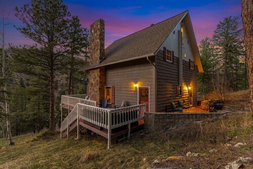 5BR Mountain Retreat w/ Hot Tub & Views Sleeps 10 Near Idaho Springs
