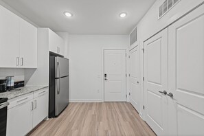 Microwave, oven, stovetop, dishwasher - Stylish BeltLine 1BR with Pool-View Balcony, EV Charging & Gym Next Door (Atlanta)