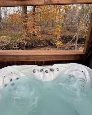 Outdoor spa tub - Sunset Cottage: 1-bedroom cabin with hot tub in Balmoral Mills (Balmoral Mills)