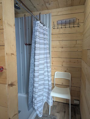 Douche, savon, papier toilette