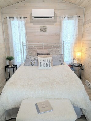 1 bedroom, bed sheets - Sunset Cottage: 1-bedroom cabin with hot tub in Balmoral Mills (Balmoral Mills)