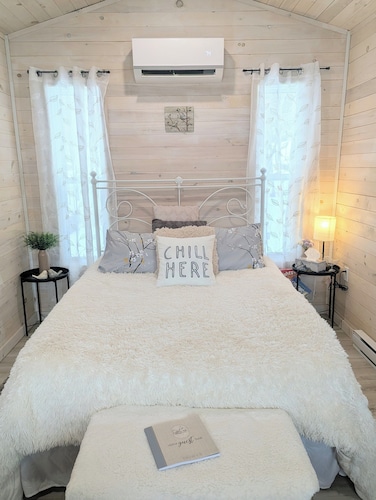 Sunset Cottage #2: 1-bedroom cabin with hot tub in Balmoral Mills