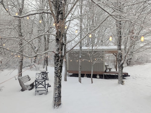 Romantic Tiny Cottage w/ Hot Tub & Fire Pit – Sunset Cottage #2