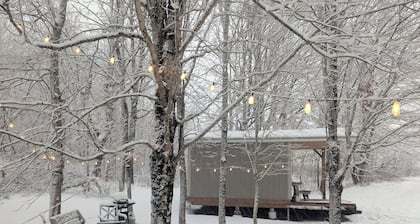 Romantic Tiny Cottage w/ Hot Tub & Fire Pit – Sunset Cottage #2
