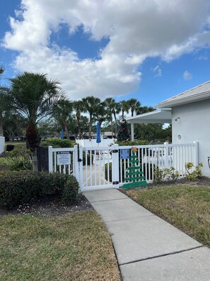 Property grounds - NEW, NEW, NEW! Super inviting sunshine filled Villa on Golf Course in Venice, FL (Venice)