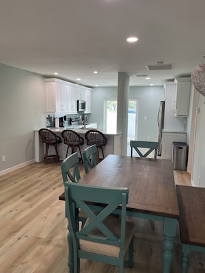 Dining - NEW, NEW, NEW! Super inviting sunshine filled Villa on Golf Course in Venice, FL (Venice)