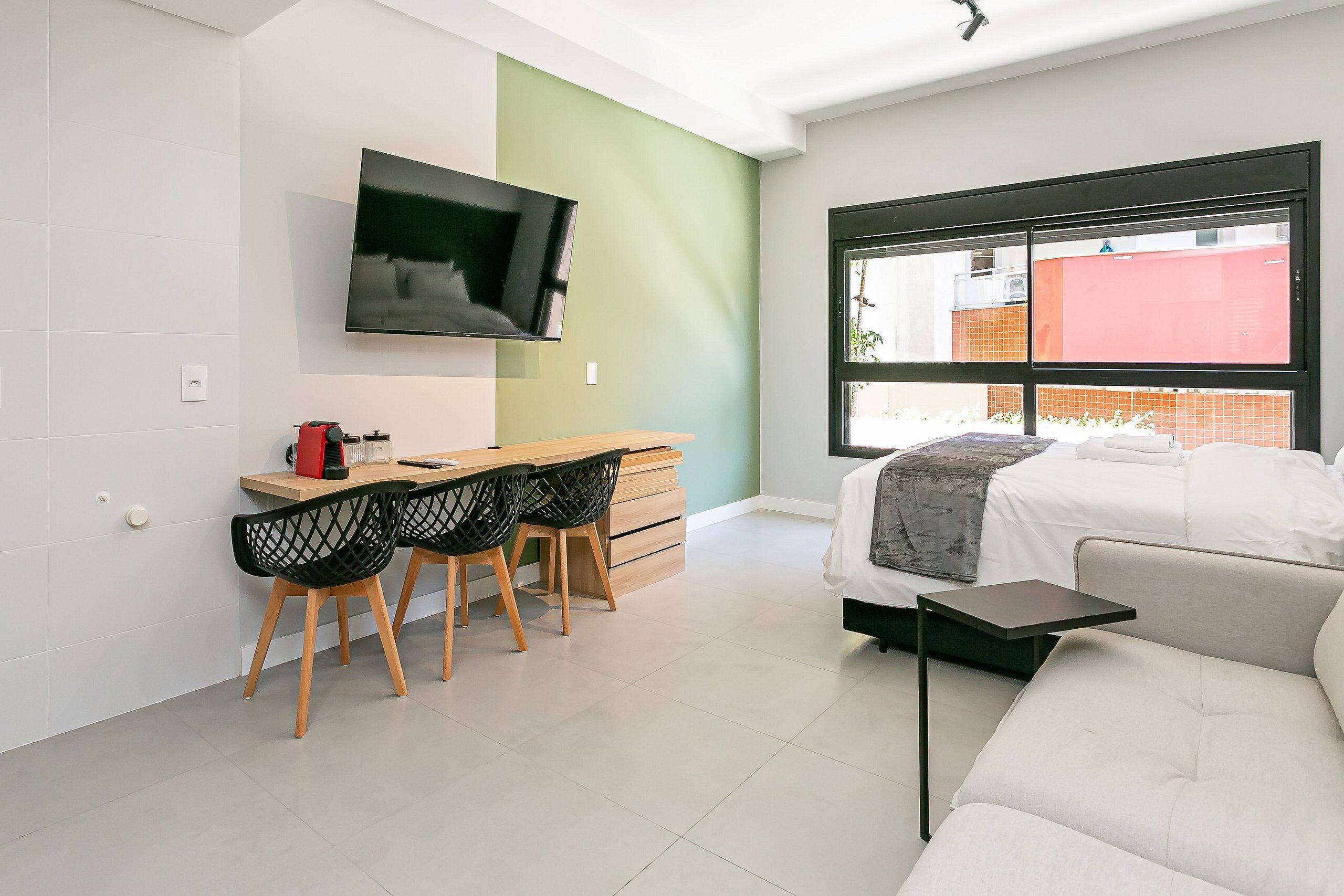 Tabla de planchar con plancha, acceso a internet y ropa de cama 