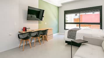 Tabla de planchar con plancha, acceso a internet y ropa de cama