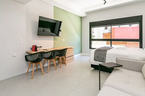 Ferros/tábuas de passar roupa, acesso à internet, roupa de cama