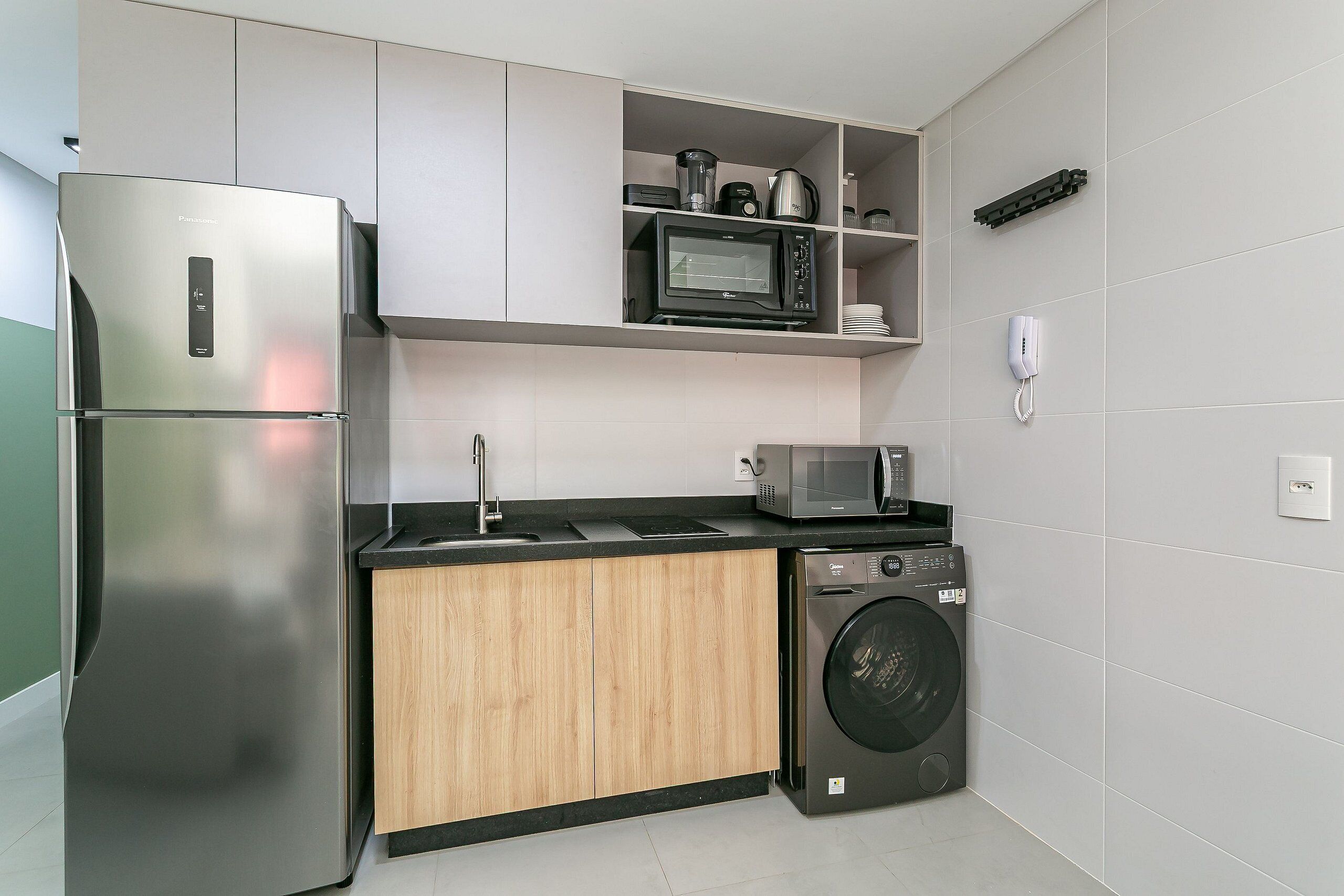 Refrigerador, microondas, cafetera/tetera, utensilios de cocina