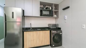 Refrigerador, microondas, cafetera/tetera, utensilios de cocina