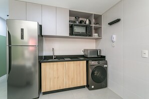 Geladeira, micro-ondas, cafeteira/chaleira