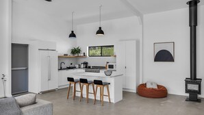 Cafetera y tetera, refrigerador, microondas y horno 
