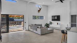 Smart TV y chimenea 