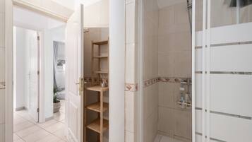 Douche, sĂšche-cheveux, serviettes fournies