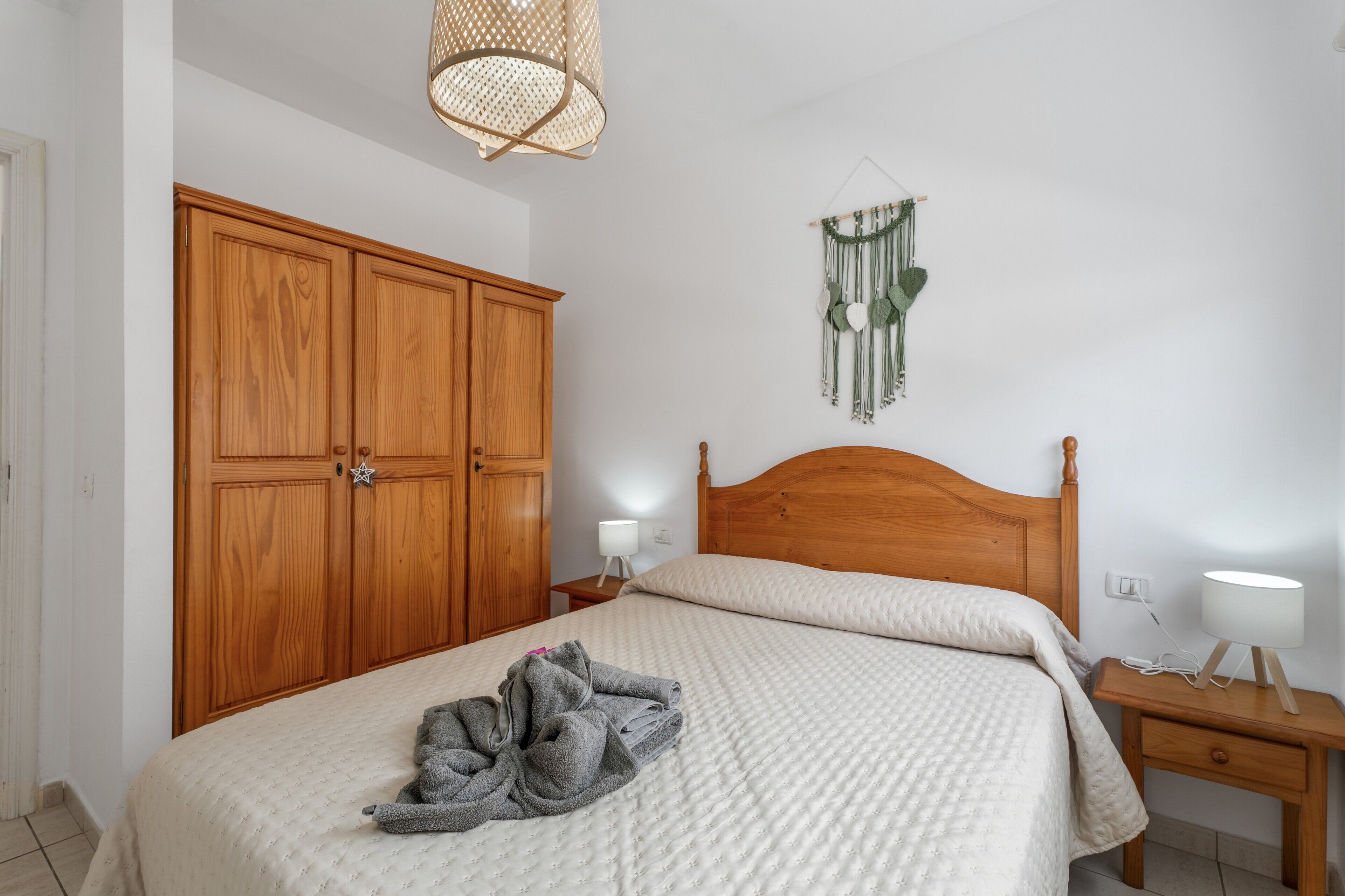 2 habitaciones, tabla de planchar con plancha y ropa de cama 