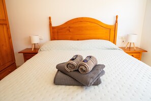 Strykjärn/strykbräda och sängkläder