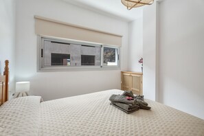 Iron/ironing board, bed sheets