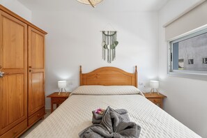 Tabla de planchar con plancha y ropa de cama 