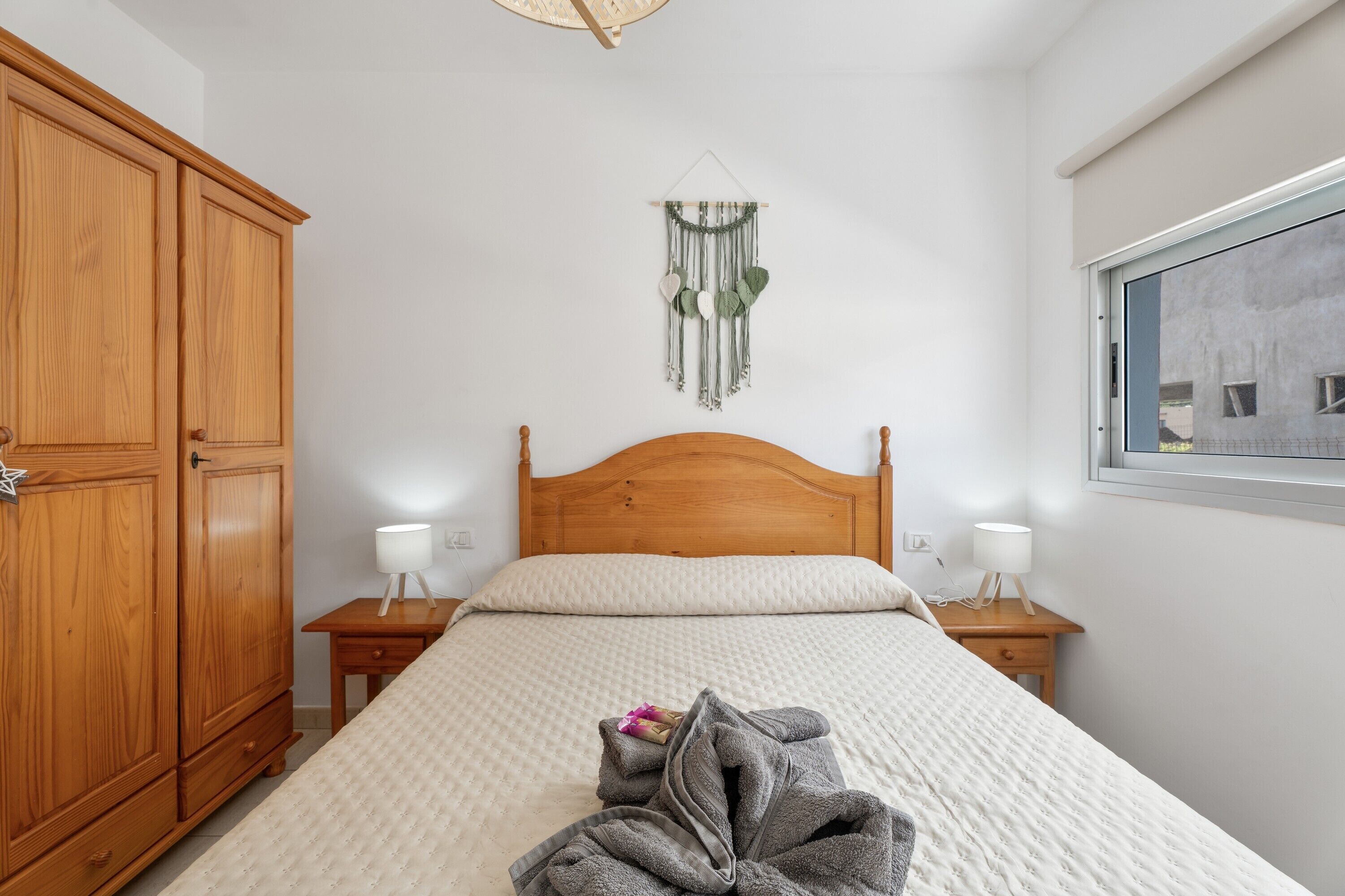 Iron/ironing board, bed sheets