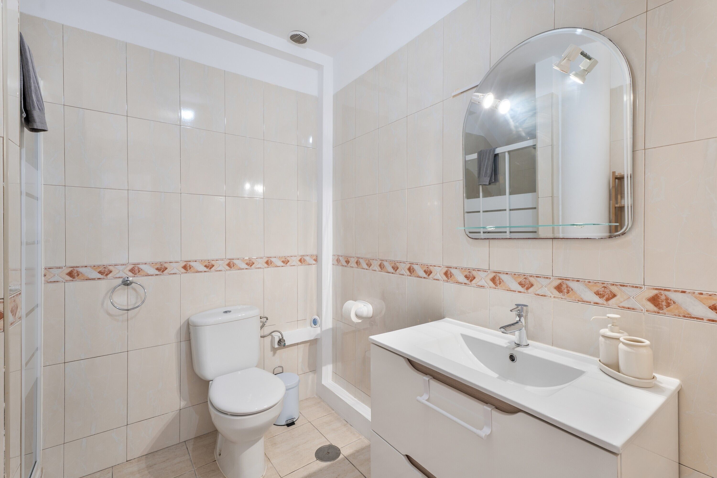 Dusj, hårføner og håndklær