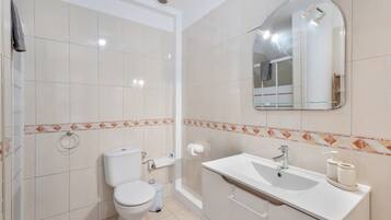 Dusj, hårføner og håndklær