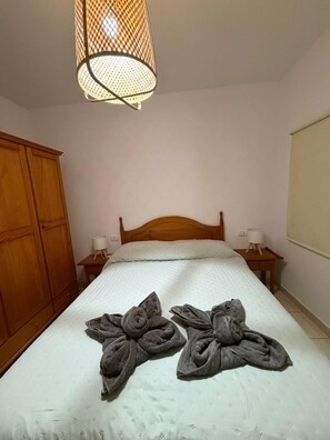 Strykjärn/strykbräda och sängkläder