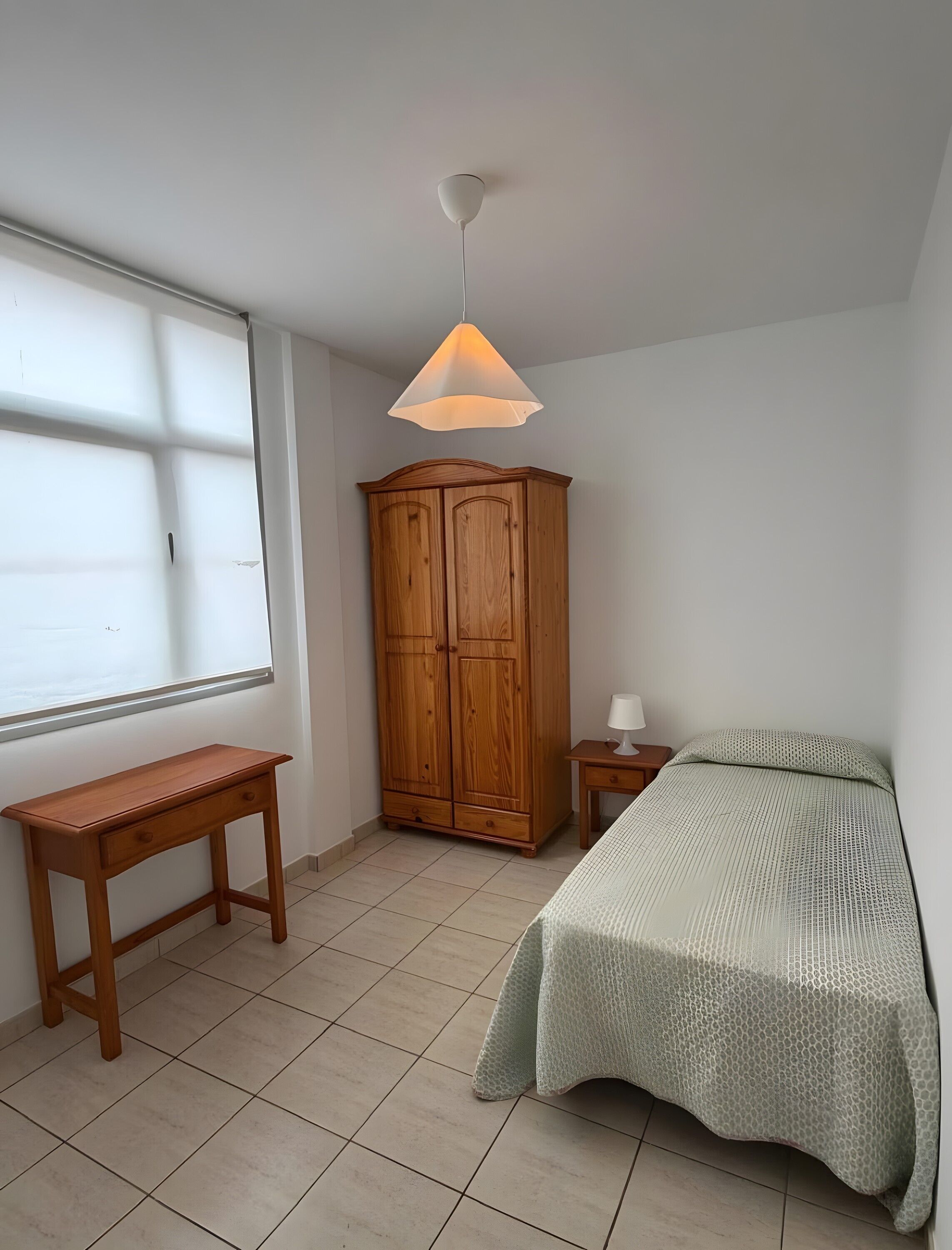 Iron/ironing board, bed sheets