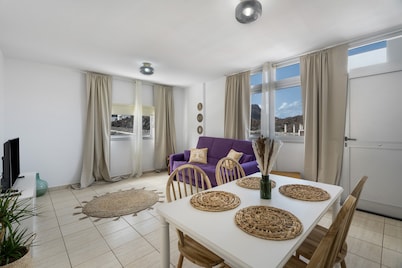 Apartamento 'Jimaguas' en Tamaduste, El Hierro, con terraza y vistas a la montaña