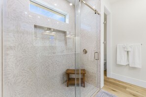Shower, hair dryer, towels - Sanibel! 4bd/3ba 5bds 1-min walk to private beach! (Sanibel)