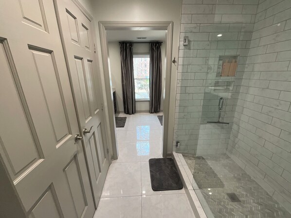 Hair dryer, towels, soap, toilet paper - Charming 2-bedroom townhome with AC in vibrant Charlotte (Charlotte)