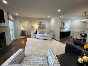 Living area - Charming 2-bedroom townhome with AC in vibrant Charlotte (Charlotte)