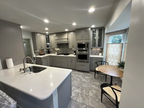 Private kitchen - Charming 2-bedroom townhome with AC in vibrant Charlotte (Charlotte)