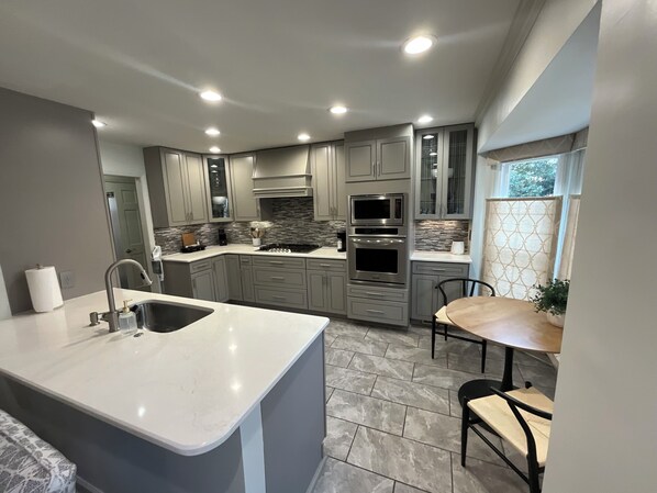 Private kitchen - Charming 2-bedroom townhome with AC in vibrant Charlotte (Charlotte)
