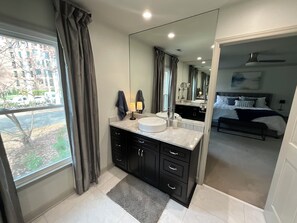 2 bedrooms, iron/ironing board, WiFi, bed sheets - Charming 2-bedroom townhome with AC in vibrant Charlotte (Charlotte)