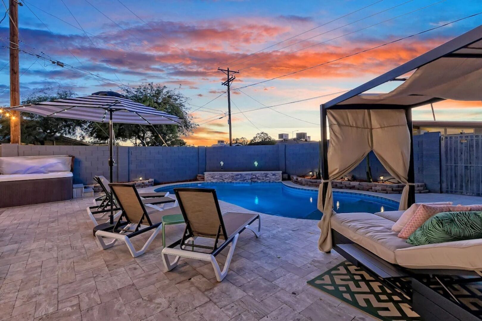 Una piscina al aire libre, una piscina climatizada