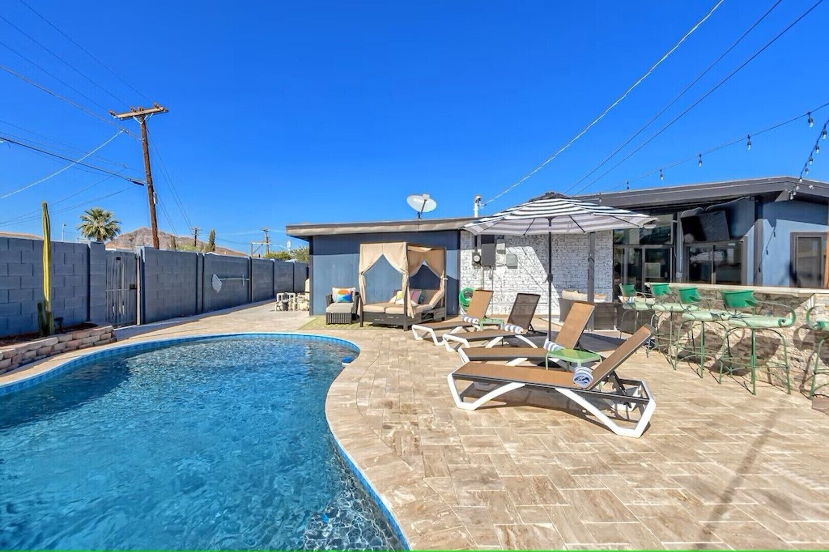 Utendørsbasseng og et oppvarmet basseng