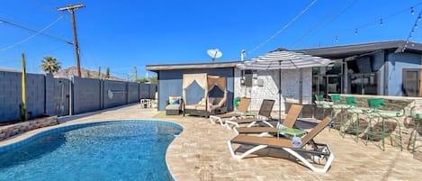 Utendørsbasseng og et oppvarmet basseng