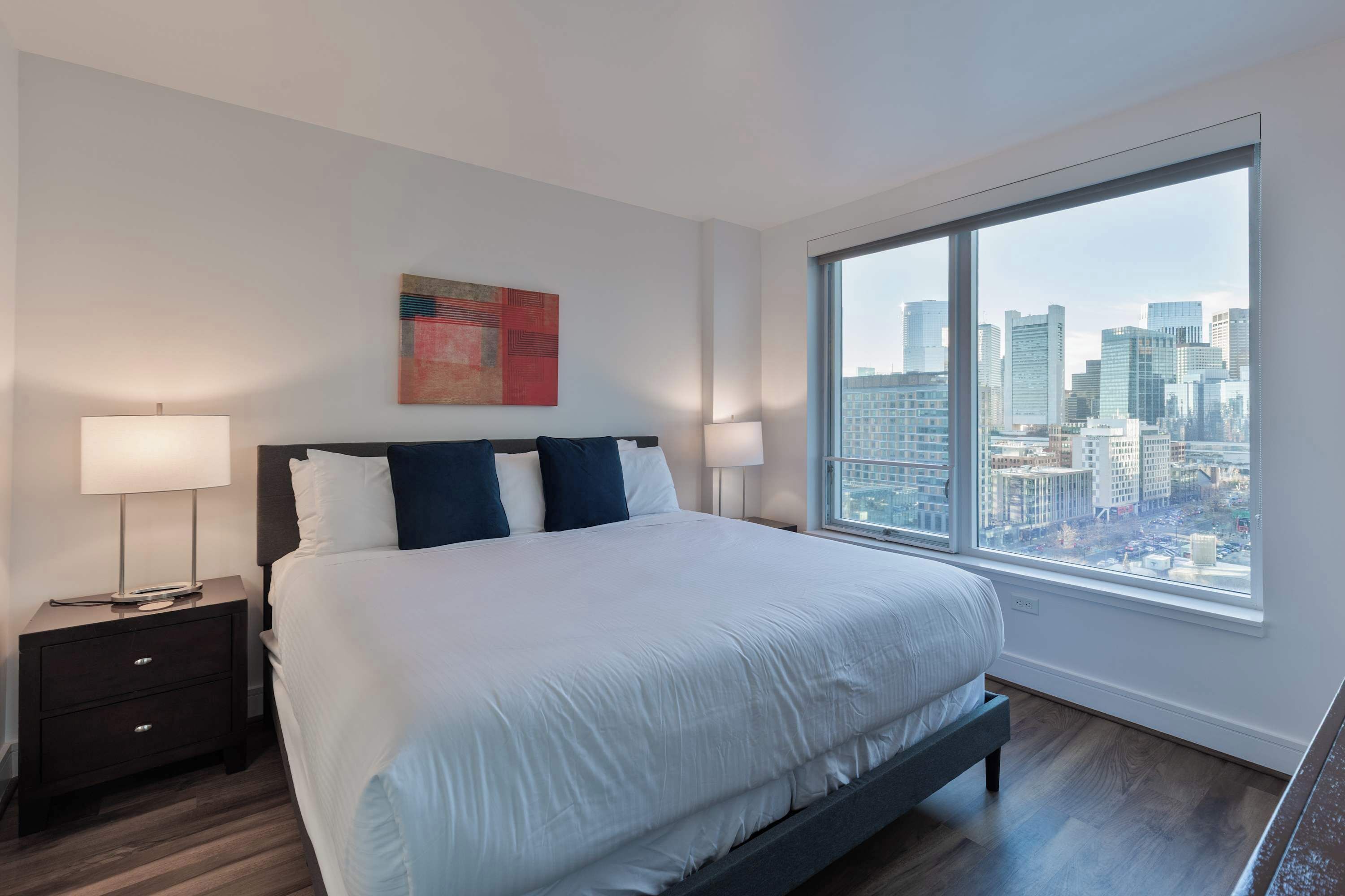 Een bureau, een strijkplank/strijkijzer, wifi, beddengoed