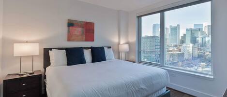 Een bureau, een strijkplank/strijkijzer, wifi, beddengoed