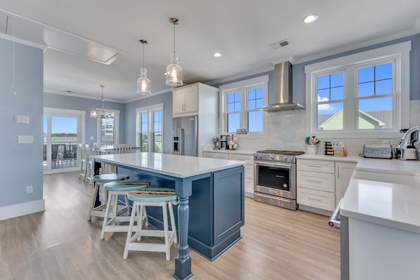 Jääkaappi, mikroaaltouuni, uuni, liesi