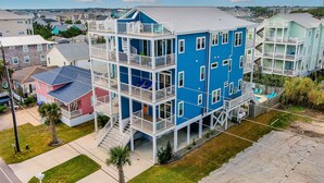 Un edificio residencial de varios pisos con balcones y una piscina.