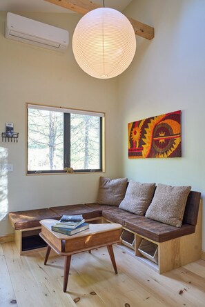 Smart TV, books, music library - Pond Cabin: Private Sauna+Near Beach+FirePit+Pond (Georgetown)