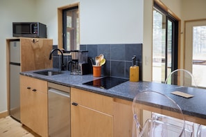 Fridge, microwave, oven, stovetop - Private Sauna+Near Beach+FirePit+Forest View+Pond (Georgetown)