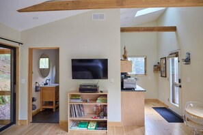 Interior - Spruce Studio: Near Beach+FirePit+Pond+Heat/AC+Fast WiFi (Georgetown)