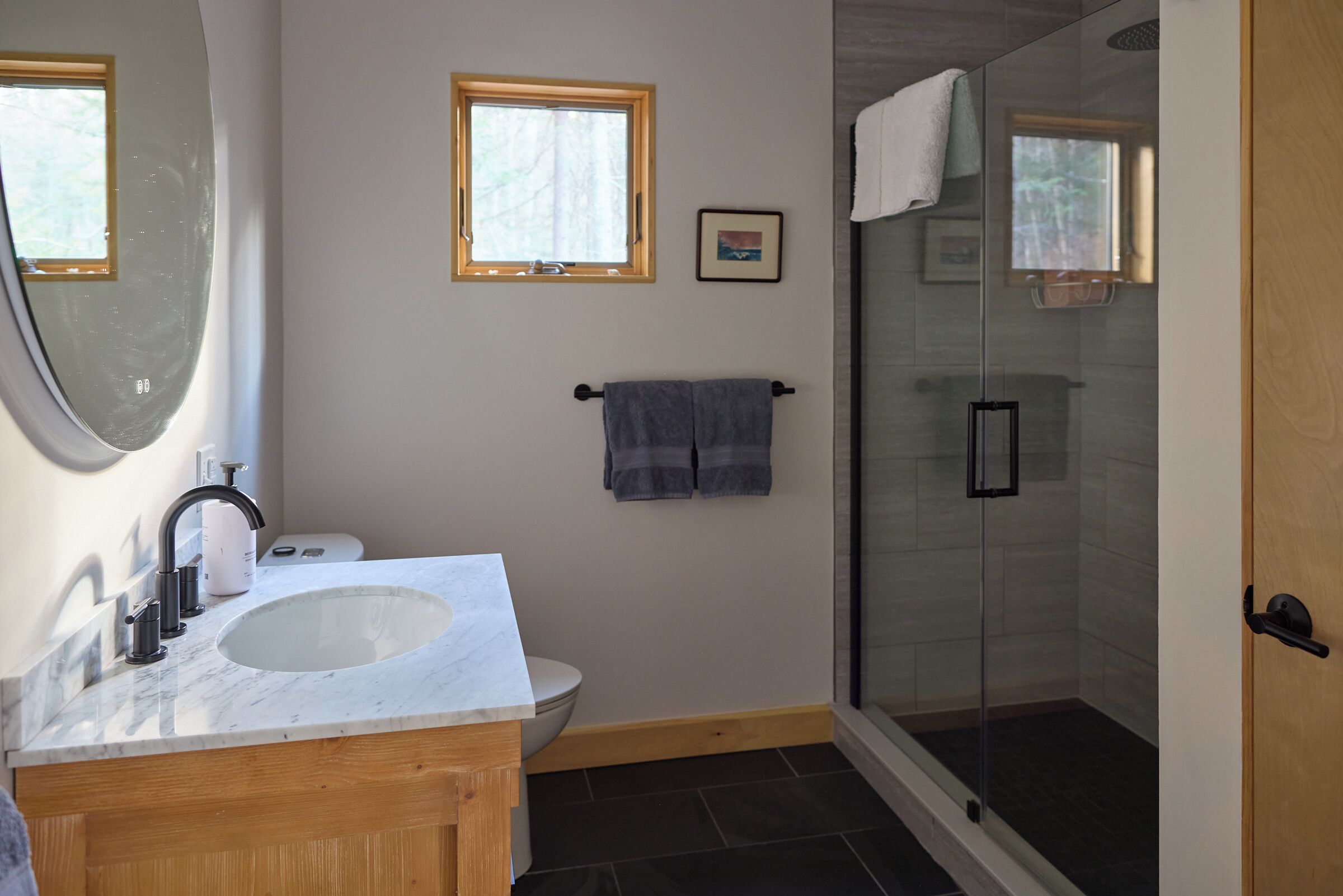 Douche, sèche-cheveux, serviettes fournies, savon