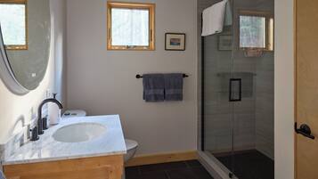 Douche, sèche-cheveux, serviettes fournies, savon