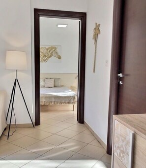 1 dormitorio y tabla de planchar con plancha