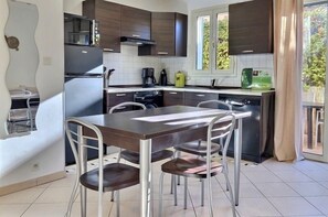 Mikrowelle, Geschirrspüler, Wasserkocher mit Kaffee-/Teezubehör